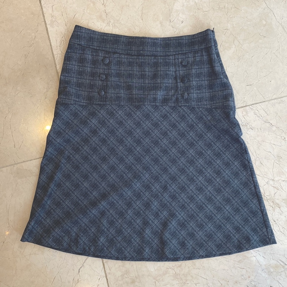 Grey knee-length skirt